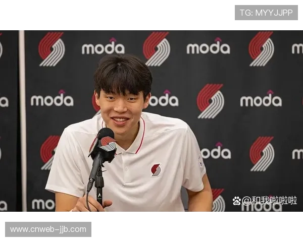 开拓者主场热潮席卷 杨瀚森球衣成观众席亮点 CBA版也现身